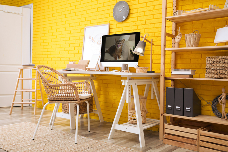 Udobna kućna kancelarija sa žutim akcentnim zidom